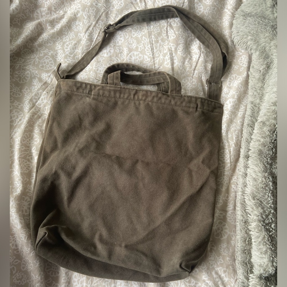 Army green Baggu Duck Bag